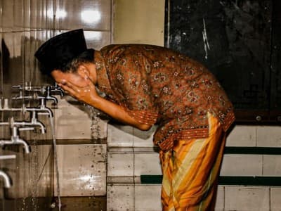 Tata Cara Berwudhu dengan Menggunakan Air Keran 