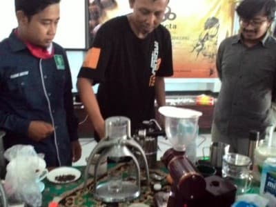 Lupakan Corona, PCNU Kencong Jember Gelar Madrasah Barista Santri
