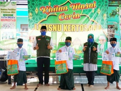Senyum Bahagia Anak Yatim di Nganjuk Ikuti Khitan Massal LAZISNU