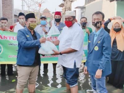 Santri dan Pelajar NU Demak Peduli Distribusikan Bantuan ke Warga Terdampak Rob 
