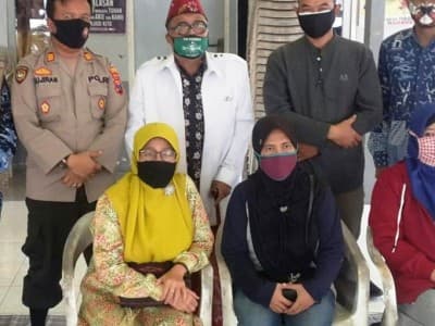 Sembuh dari Corona, Perempuan Gresik Ini Disambut Suka Cita Warga