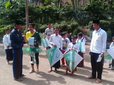 Kenalkan NU Sejak Dini, Lesbumi MWCNU di Jember Gelar Lomba Membuat Layang-layang