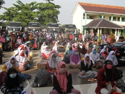 Ribuan Santri Lirboyo Asal Brebes Kembali ke Pesantren