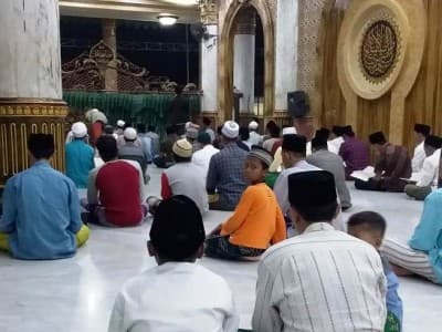 Peziarah Ramai, Senyum Pedagang di Makam Syaikhana Khalil Bangkalan Mengembang