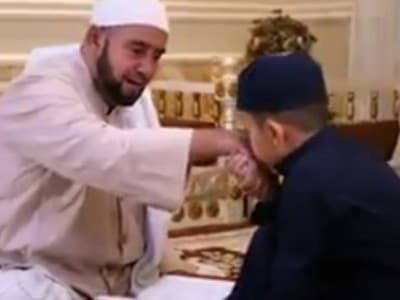 Habib Syech: Cium Tangan dengan Hidung, Bukan dengan Pipi