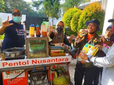 Banser Jombang Ini Jualan Pentol Nusantara sembari Kampanyekan Literasi