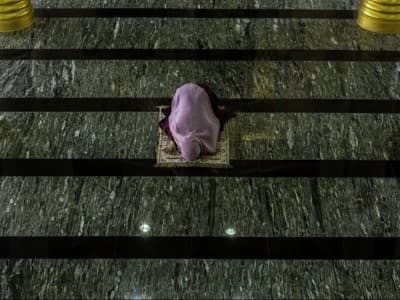 Seputar Lafal Atubu Ilaih dan Atubu Ilaik pada Istighfar