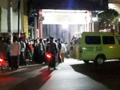 Ribuan Santri Lasem Berjejer di Tepi Pantura Tunggu Jenazah Gus Kamil Melintas 