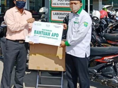 Dukung Tim Kesehatan, LAZISNU Jatim Bantu APD di RSI Mabarrot Gresik