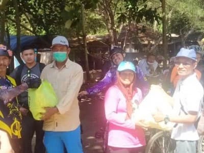 Peduli Pedagang, LAZISNU Blitar Bersama Komunitas Ngontel Salurkan Sembako