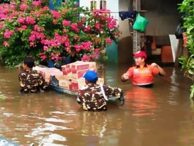 Berjibaku dengan Banjir, Banser Melawi Kalbar Kirim Bantuan untuk Warga