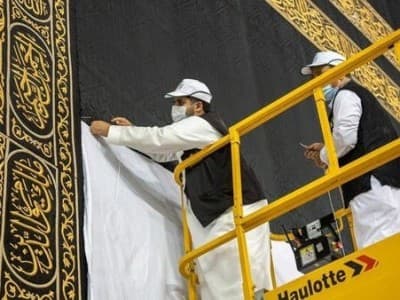 1 Dzul Hijjah, Otoritas Makkah Mulai Angkat Kiswah Ka’bah