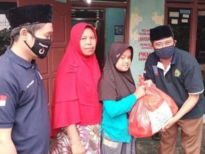 NU Care-LAZISNU Brebes Bagikan Sembako untuk Kelompok Disabilitas