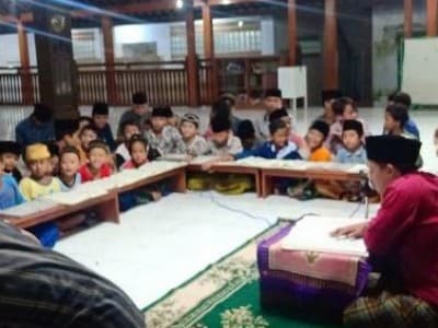 Mengajar Ngaji Kitab Kuning kepada Anak-anak dengan Lagu