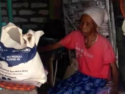 Tangis Kinaah, Nenek Buta Saat Terima Bantuan dari LAZISNU Jatim