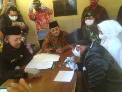 Pasangan Penghuni Gudang Angker Akhirnya Dinikahkan di Kantor Polisi