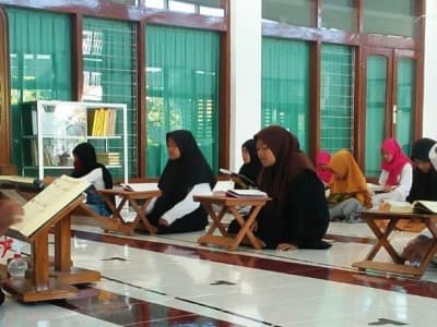 Sejumlah Ustadz dan Santri Terima Santunan dari LAZISNU di Banyuwangi 