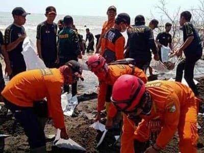 Gandeng TNI dan Polri, Banser Pekalongan Tangani Lingkungan Terdampak Rob