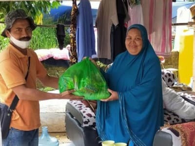Lewat LAZISNU, Guru Kontrak Sorong Serahkan Bantuan untuk Terdampak Banjir