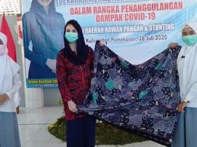 Istri  Wagub Jatim Bangga Atas Karya Batik Siswa SMA Ma’arif  NU 1 Pamekasan