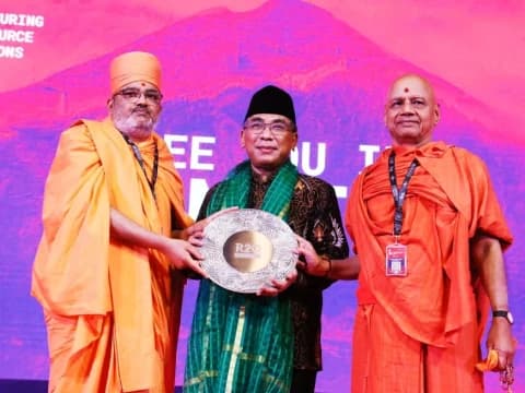 Gus Yahya Serahkan Tuan Rumah Forum R20 kepada Tokoh Agama India