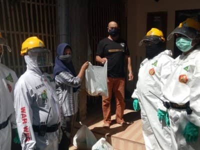 Corona Kian Menggila di Jember,  Ansor  Lakukan Penyemprotan dan Bagi-bagi  Sembako