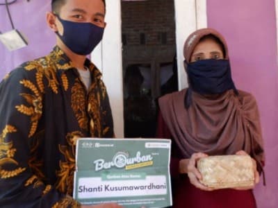 Pondok Darul Amanah Buntet Gunakan Besek Salurkan Daging Kurban LAZISNU