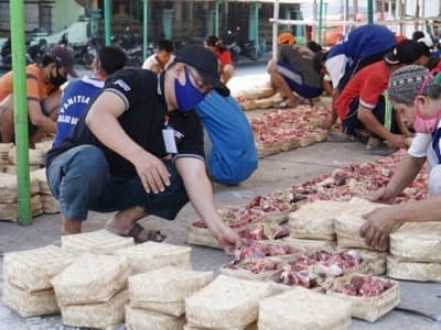 Kurangi Sampah Plastik, Masjid Baitul Amin Semarang Bagikan Daging Kurban Gunakan Besek
