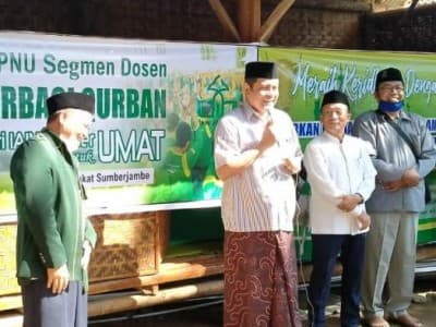 Alumni PKPNU IAIN Jember Bagikan Daging Kurban di Kampung Zakat