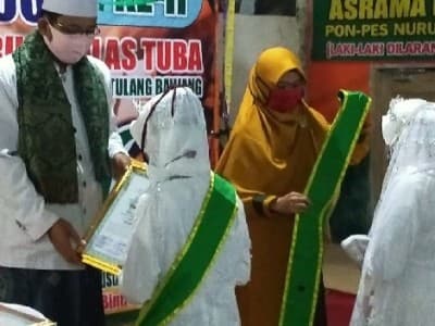 Usai Diwisuda, Dua Hafizah Ini Langsung Akad Nikah di Pesantrennya