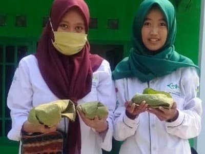 Hindari Plastik, NU di Sumenep Bungkus Daging Kurban dengan Daun Jati