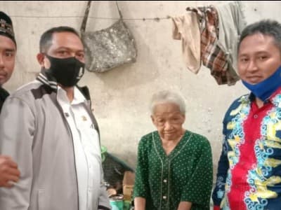NU Care-LAZISNU di Jember Bedah Rumah Ibu Tatik, Janda Pensiunan Polisi yang Memilukan