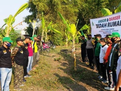 Ansor di Lamongan Bedah Rumah Reyot Milik Warga Penjual Daun Jati