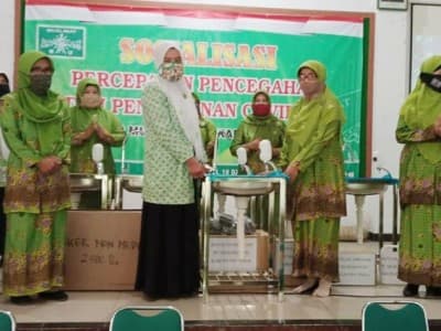Dari Sedekah Sampah, Muslimat Fatayat NU Tegal Bantu Alat Cuci Tangan untuk Pesantren