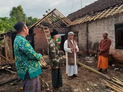 Rumah dan Sapinya Terbakar, Warga Ini Dapat Bantuan dari LAZISNU Pamotan