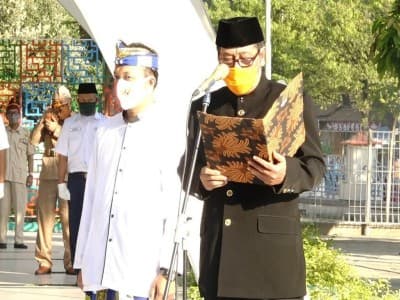 Ingatkan Keragaman, Peserta Upacara di Masjid Ini Gunakan Pakaian Daerah