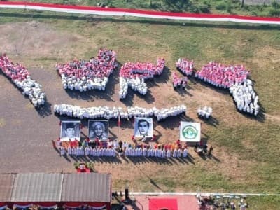 Formasi Unik Kreasi Santri di Sidoarjo Usai Upacara Kemerdekaan