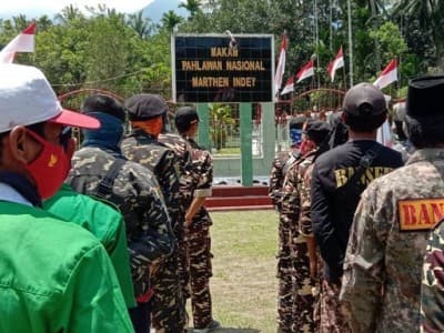 Ansor Kota Jayapura Tabur Bunga di Makam Pahlawan Marthen Indey