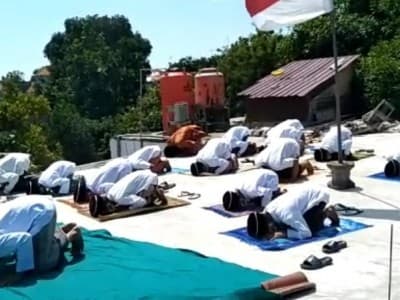 Gelar Upacara HUT Ke-75 RI, Para Santri Diajari Sujud Syukur yang Benar