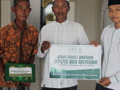 LAZISNU Jombang Beri Masyarakat Sarung dan Mukena untuk Shalat Jamaah