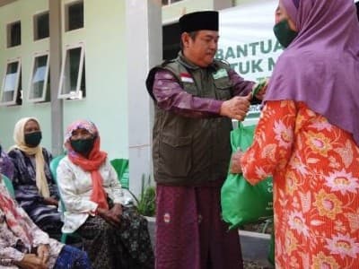 LAZISNU Distribusi Sembako dan Sepatu untuk Santri dan Masyarakat Gedongan Cirebon
