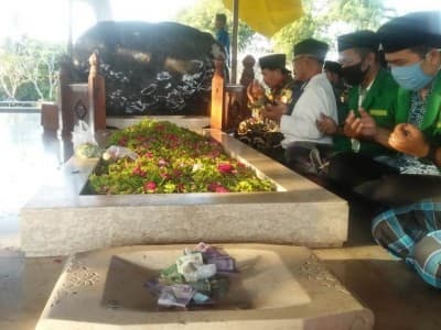 Ansor-Banser Ngantru Tulungagung Ziarahi Makam Proklamator
