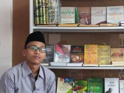 Buka Toko Kitab, Kader Ansor Bekasi Ini Peduli Literasi Santri