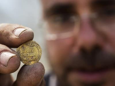 Arkeolog Temukan Koin Emas Islam Era Dinasti Abbasiyah di Israel