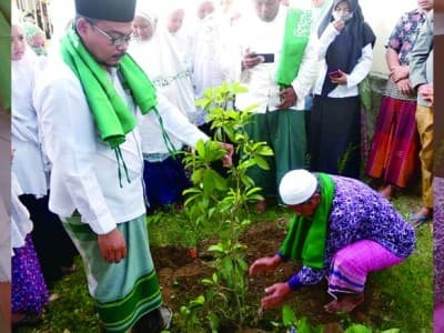 Hijaukan Lingkungan Pondok, Santri Al-Mizan Majalengka Tanam Pohon Sawo