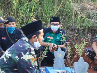 Peringati HUT RI, GP Ansor Ziarahi Makam Pendiri Ansor Sumedang
