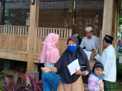 Hindari Corona, Masjid Baitus Salikin Jember Bagi Santunan dengan Drive Thru