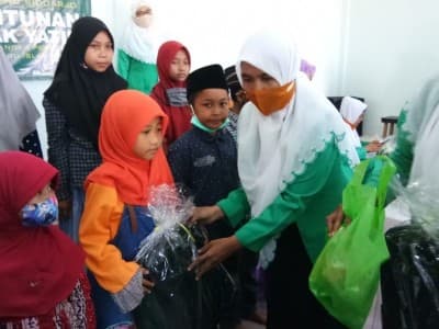 Merawat Tradisi 10 Muharram, Fatayat dan LAZISNU Sidoarjo Berbagi Bersama Yatim
