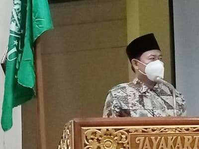 Ketua Umum Serikat Nelayan NU Serahkan Bantuan Nelayan di Lombok Barat