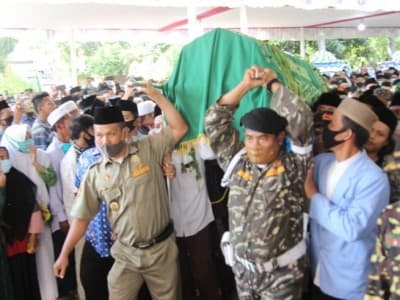 Ribuan Pelayat Iringi Kiai Nasrudin ke Peristirahatan Terakhir